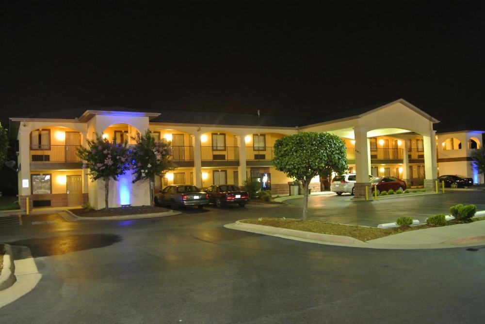 Americas Best Value Inn & Suites University Ave Main image