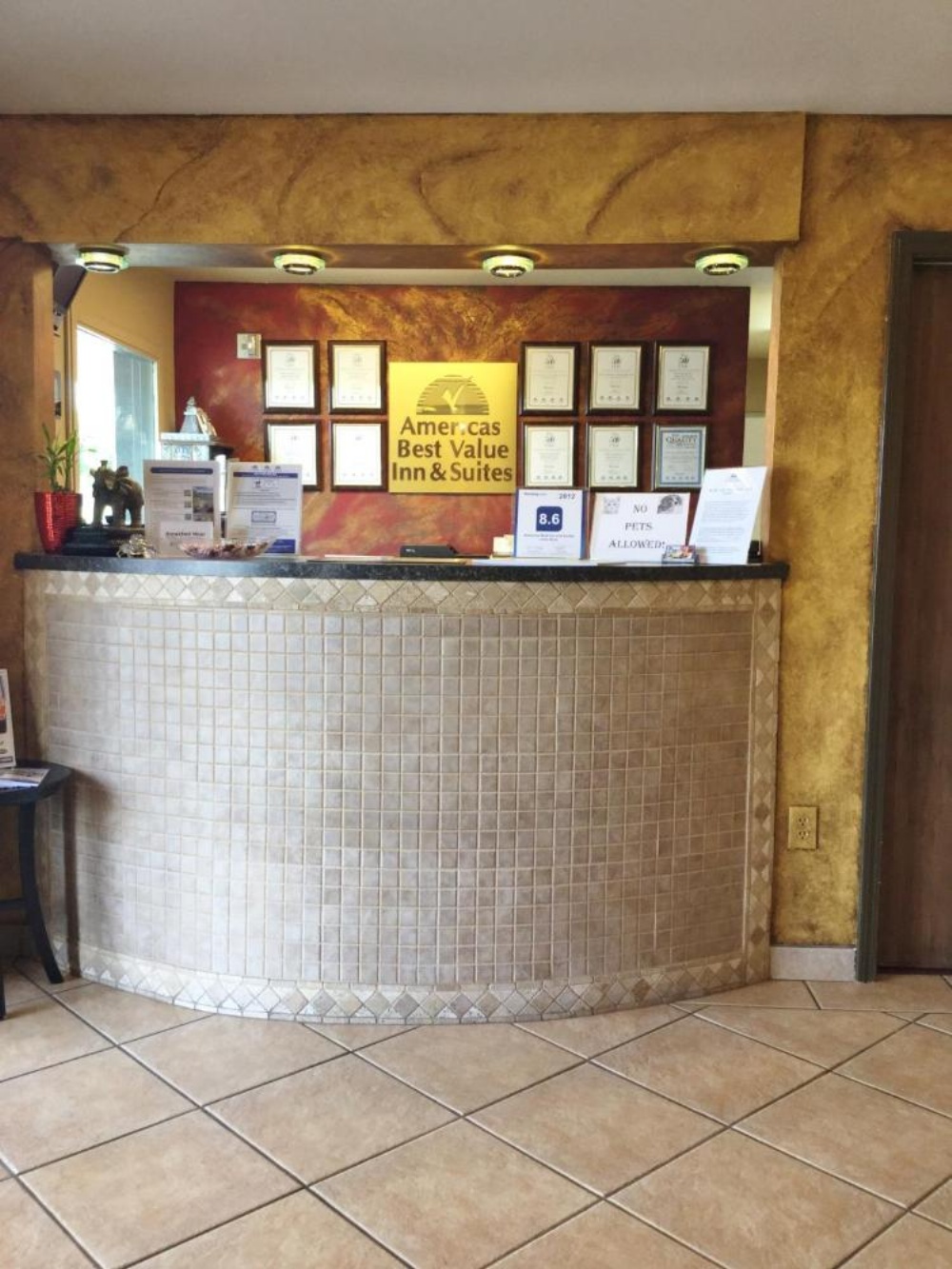 Americas Best Value Inn & Suites University Ave